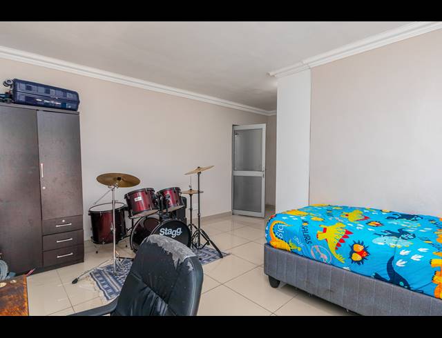 6 BEDROOM FREESTANDING TO LET IN TABLE VIEW